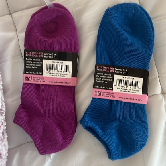 NWT Women’s snuggle feet slippers & two pair of gold medal socks - Picture 5 of 7